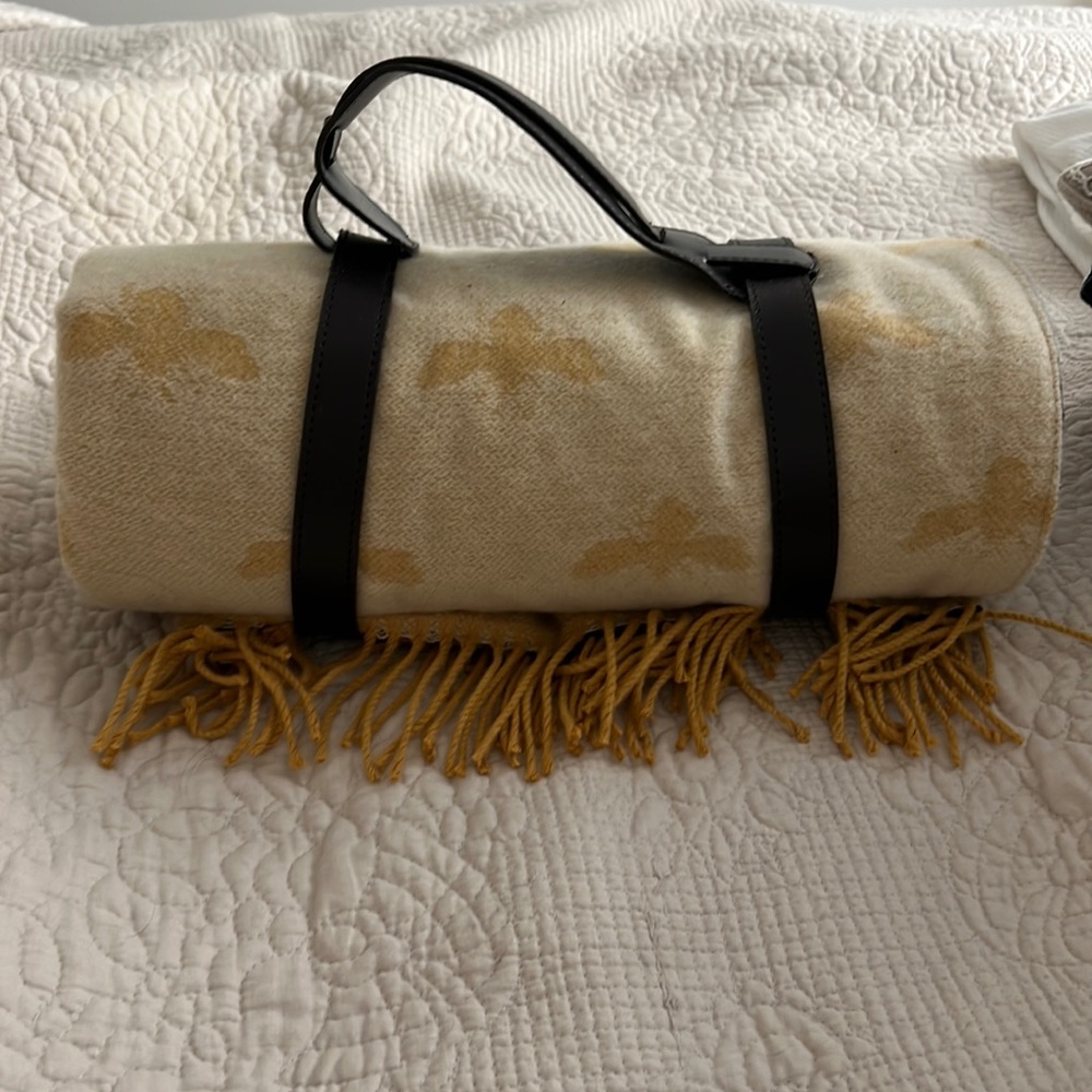 Bees knitted picnic blanket BNWT